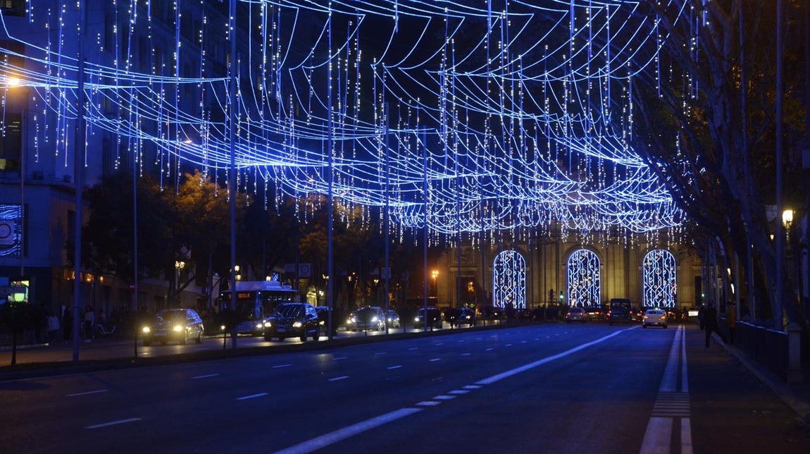 Las luces de Navidad se han encendido este viernes en la almendra central a las 18:30 horas. 