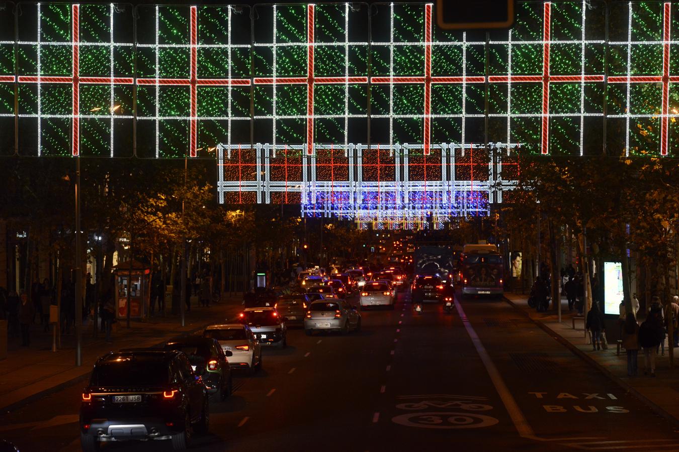 También estrenará luces la calle Serrano, cuyos motivos representarán distintos tejidos en homenaje a la calle de la moda. 