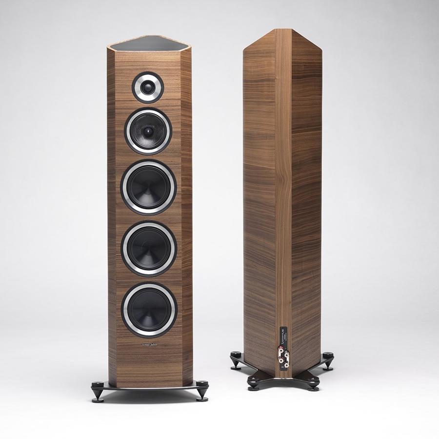 Venere 2.5 Floorstanding Speaker. Cuentan con Mid woofer curve, cuyas formas consiguen una gran calidad en el sonido, su deflector es curvo e inclinado y la base del producto es de vídrio templado. Su diseño de excepción decora los rincones de cualquier vivienda . (Precio con descuento en Amazon: 1.512€)