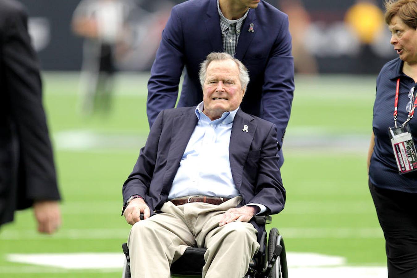 George H.W. Bush. El expresidente también está salpicado: hace años tocó el trasero a dos señora cuando posaban para una foto. 