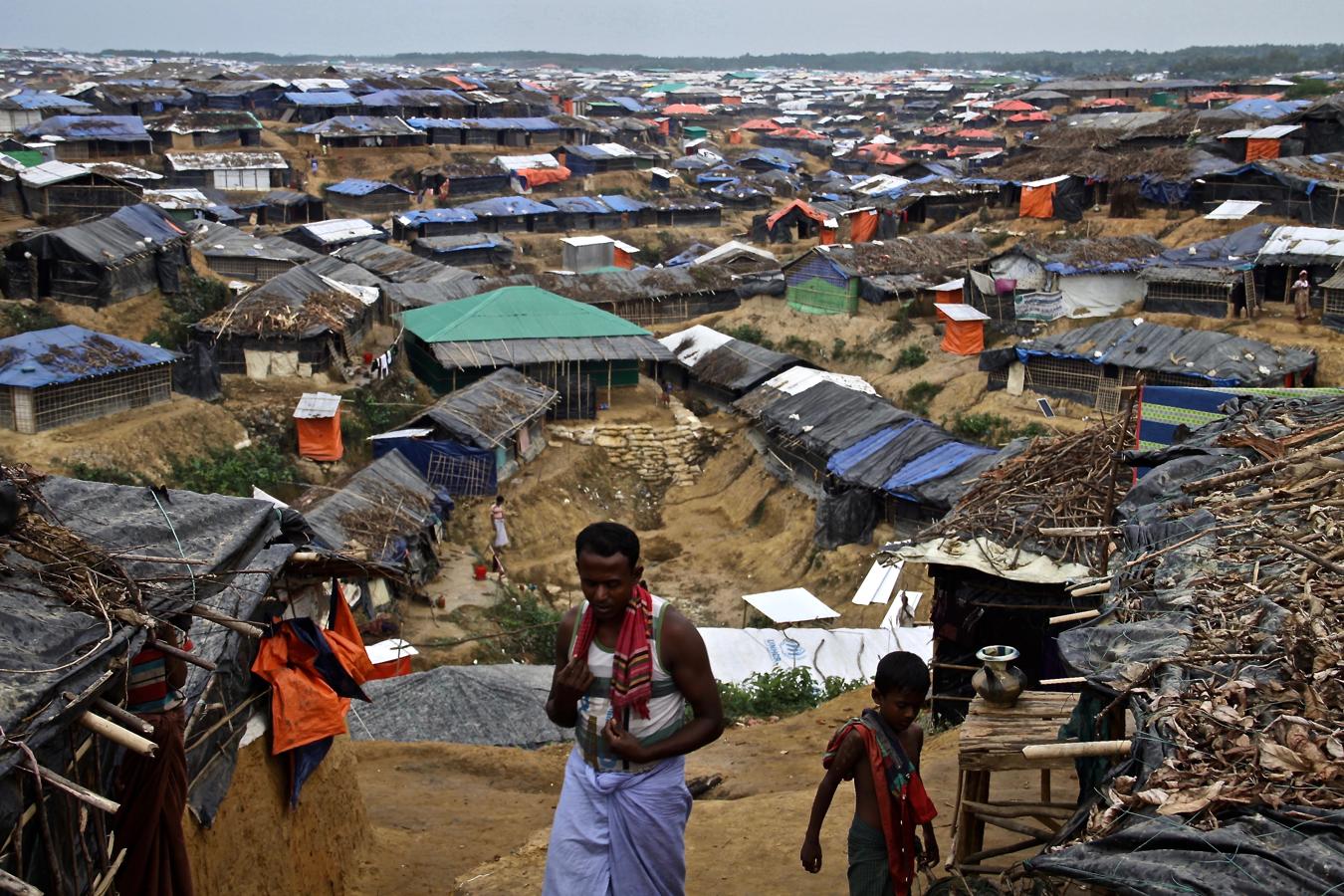 Hacinados en chozas de bambú entre el barro, los refugiados rohingyas que han huido de Birmania viven en los campamentos que han proliferado al otro de la frontera con Bangladés, como este de Kutupalong. 