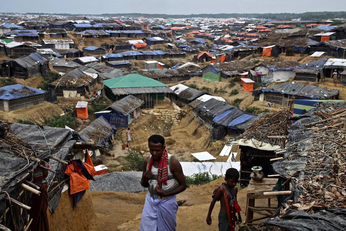 Sin electricidad y solo con el agua de los pozos construidos por el Ejército y las ONG, los campos de refugiados de Bangladés, como este de Kutupalong, se han convertido en ciudades de inmundas chozas de bambú entre el barro. 