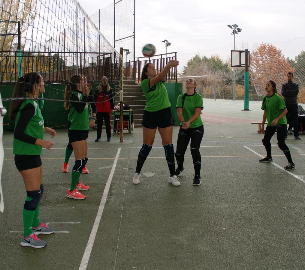 Las mejores imágenes del partido de voleibol juvenil femenino entre BVM Irlandesas y Valdefuentes