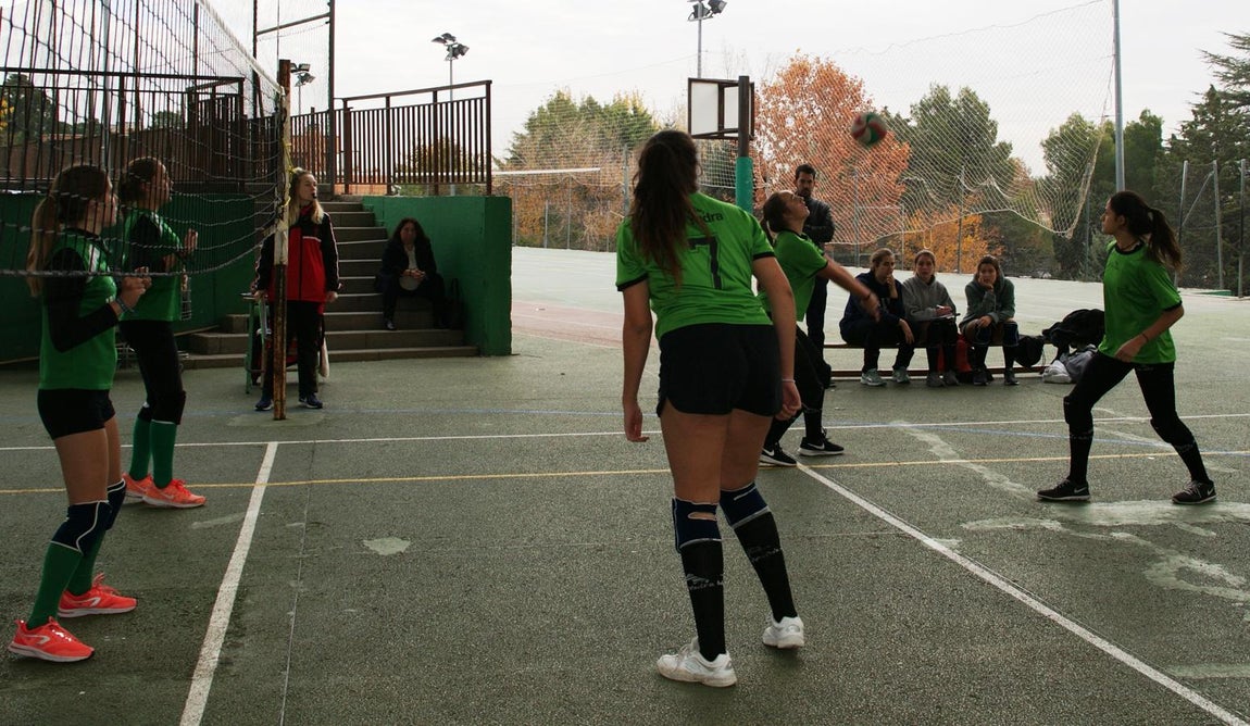 Las mejores imágenes del partido de voleibol juvenil femenino entre BVM Irlandesas y Valdefuentes