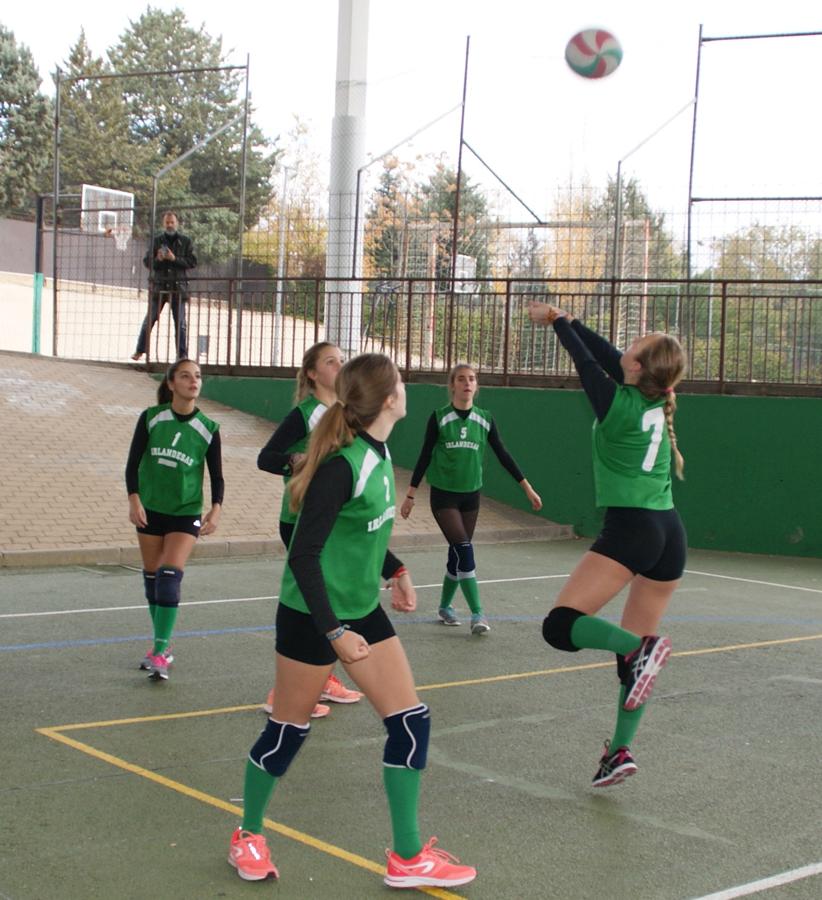 Las mejores imágenes del partido de voleibol juvenil femenino entre BVM Irlandesas y Valdefuentes