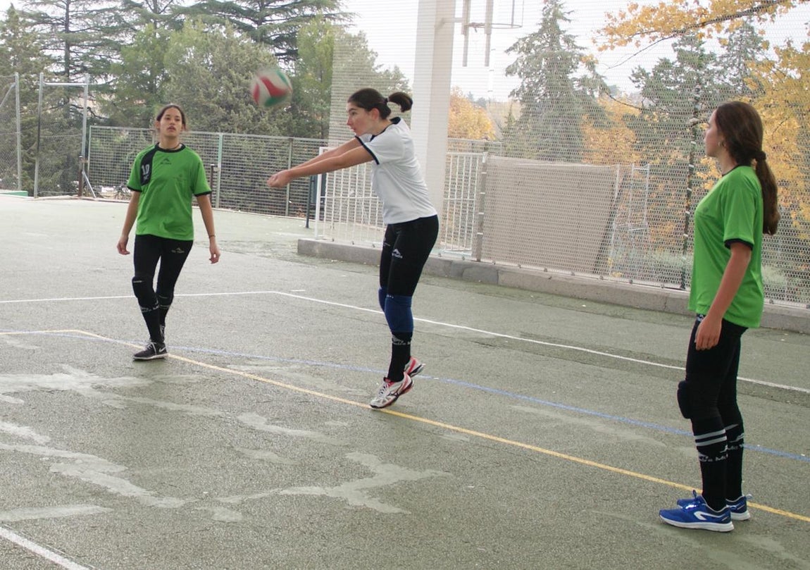 Las mejores imágenes del partido de voleibol juvenil femenino entre BVM Irlandesas y Valdefuentes