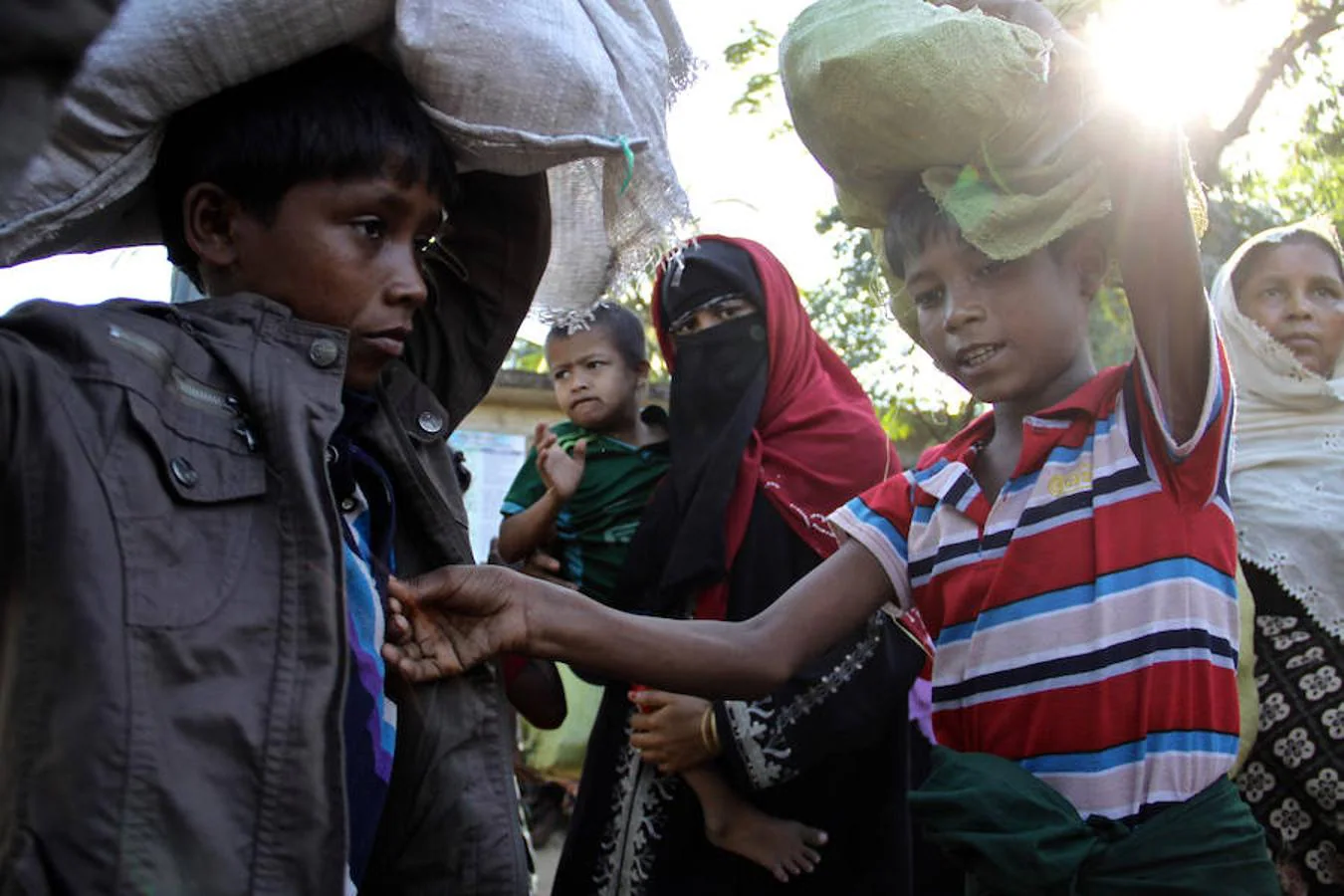 Los refugiados de la etnia musulmana rohingya siguen llegando a Bangladés huyendo de la persecución religiosa que sufren en Birmania. 