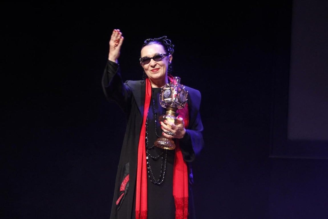 Martirio, con su galardón. 