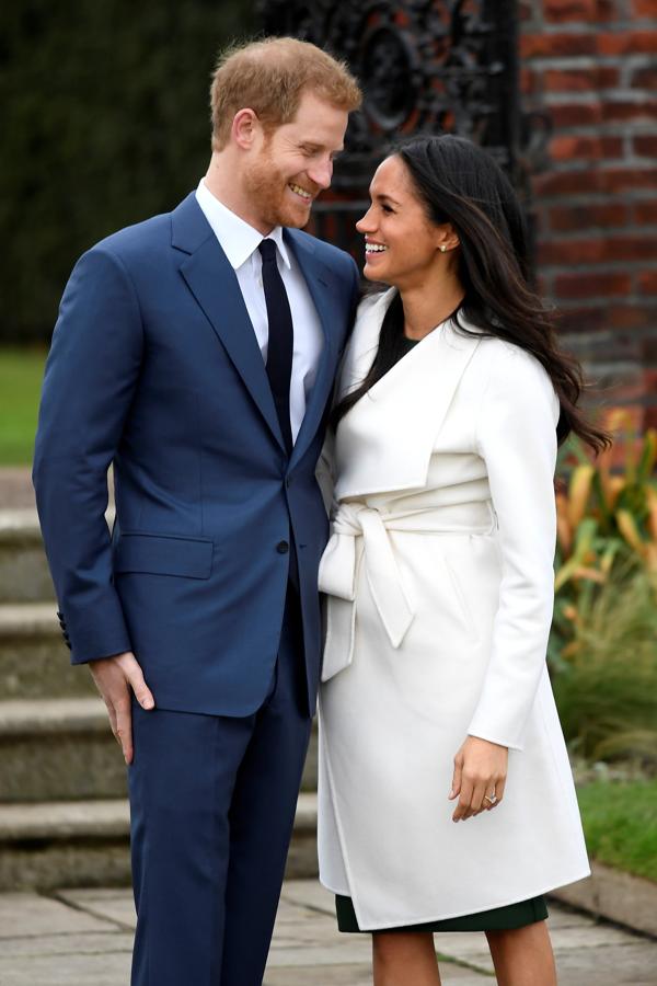 La pareja se mostró muy cercana y cariñosa con los medios allí congregados y los cientos de personas que acudieron para felicitar a los recién prometidos. 