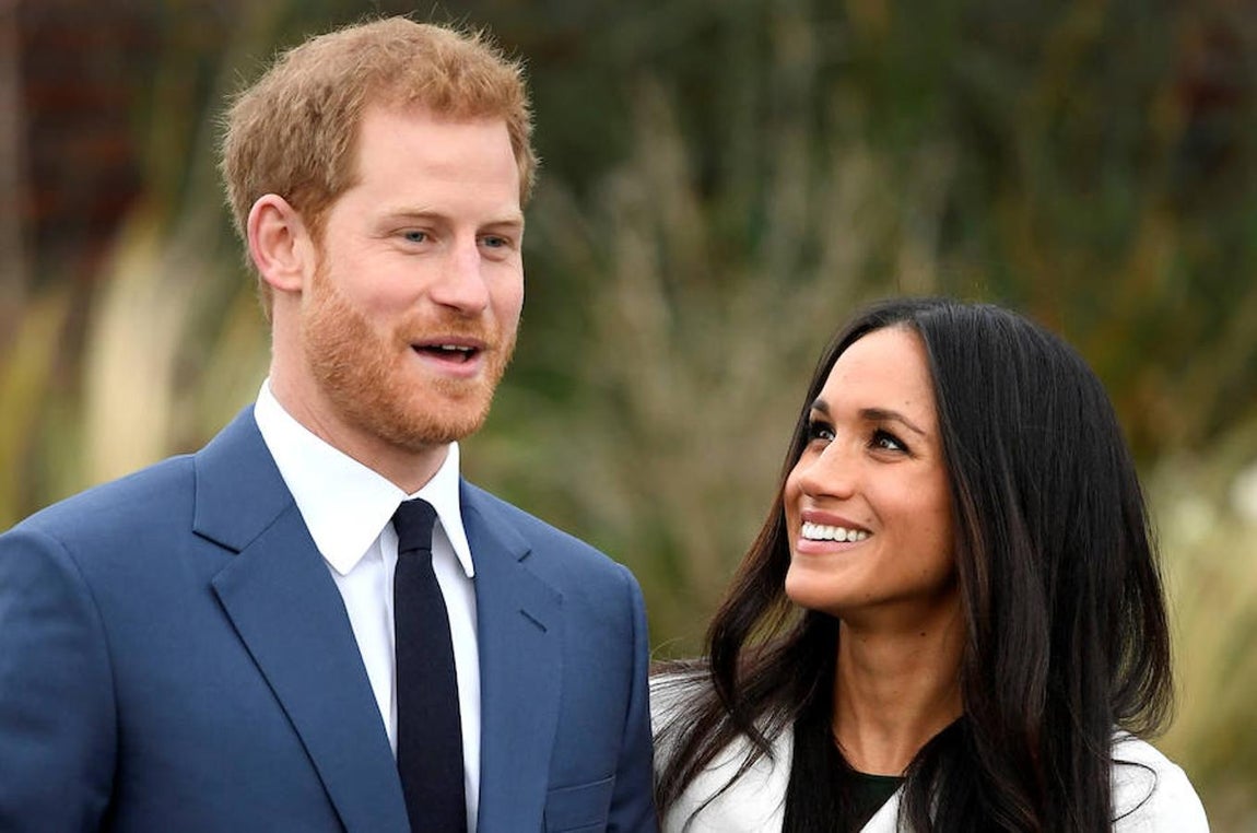 El Príncipe Enrique y Meghan Markle, en los jardines del Kensington Palace –al oeste de Londres– han anunciado su boda.. 