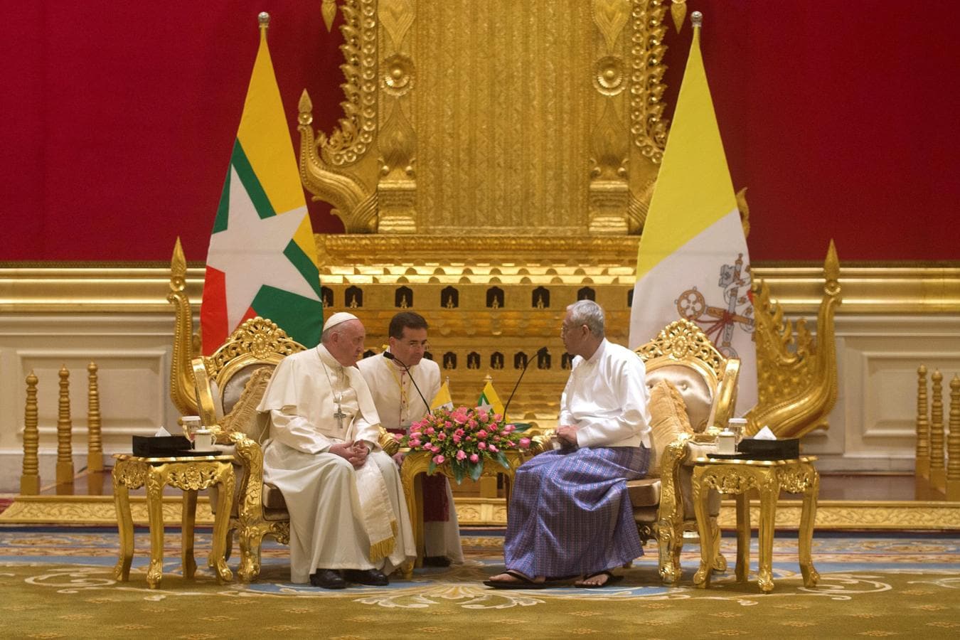 El presidente birmano, Htin Kyaw (dcha), recibe al Papa (izq) en el Palacio Presidencial, en Naipyidó. 