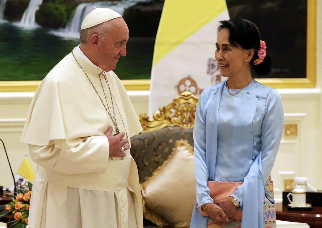 La jefa de facto birmana, Aung San Suu Kyi y el Papa Francisco mantienen un encuentro con responsables, dignatarios de los cuerpos diplomáticos y miembros de la sociedad civil en el Centro Internacional de Convenciones de Naipyidó. 