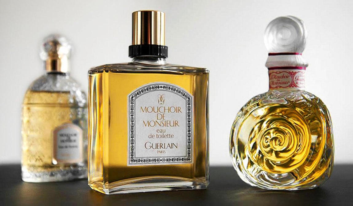 Mouchoir de Monsieur. Jacques Guerlain buscó plasmar en este perfume el erotismo de los «dandies» de 1900, extremadamente seductores, que acostumbraban a empapar sus pañuelos de perfume. La diseñó con motivo de la boda de unos amigos, pero la fragancia se consolidó como un icono de masculinidad a través de la historia. Durante muchos años, se fabricó en exclusiva para el Rey Juan Carlos I. Luca Turín, científico especializado en el olfato, la considera en su libro «La guía del perfume» un epítome del dandismo. Sus notas de salida son frescas: cedrón, lavanda y bergamota. Contrastan con las notas de corazón, que tienen un poso más potente y son florales y amaderadas: tonka, pachuli, canela y jazmín. Las de fondo son las más intensas: musgo de roble, ámbar, iris y vainilla