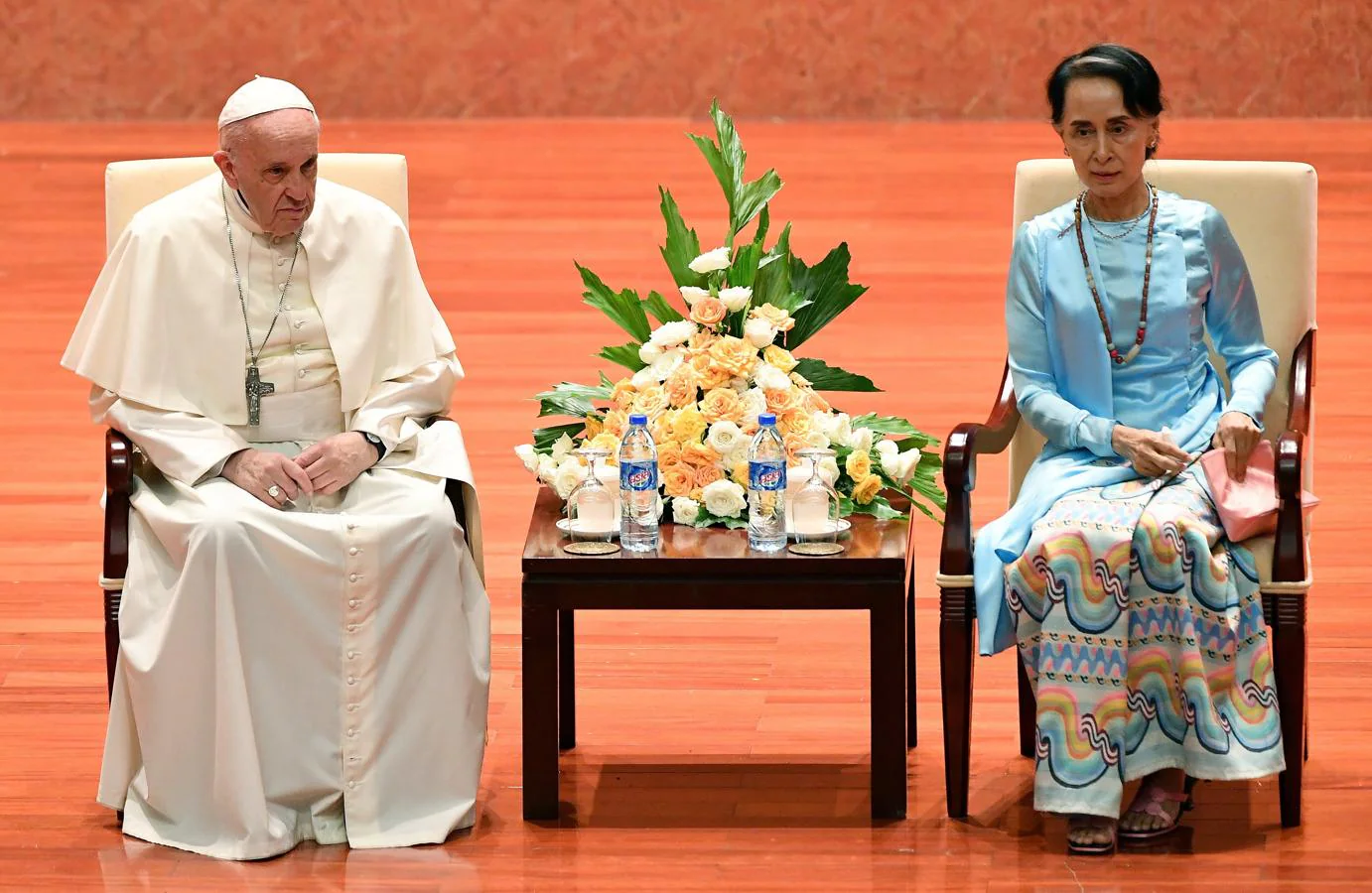 La jefa de facto birmana, Aung San Suu Kyi y el Papa mantienen un encuentro con responsables, dignatarios de los cuerpos diplomáticos y miembros de la sociedad civil en el Centro Internacional de Convenciones de Naipyidó (Birmania). 