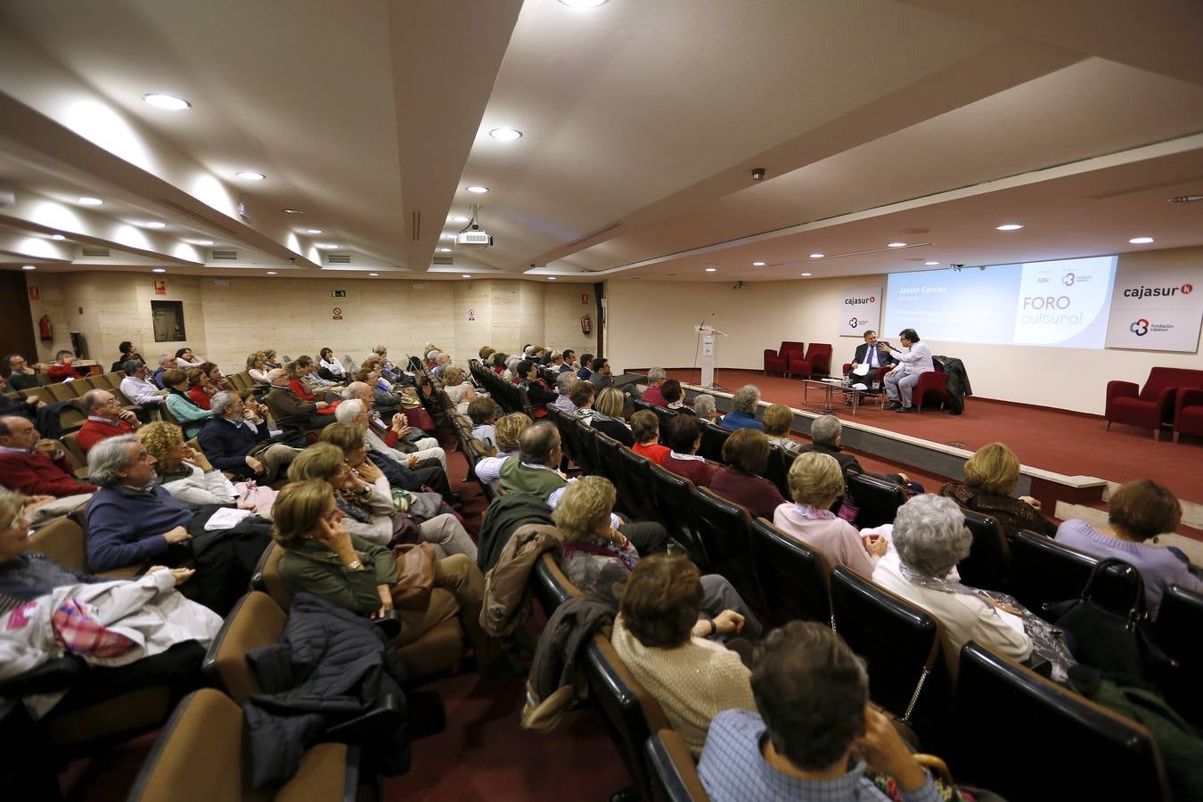 Las imágenes de Javier Cercas en el Foro Cultural de ABC