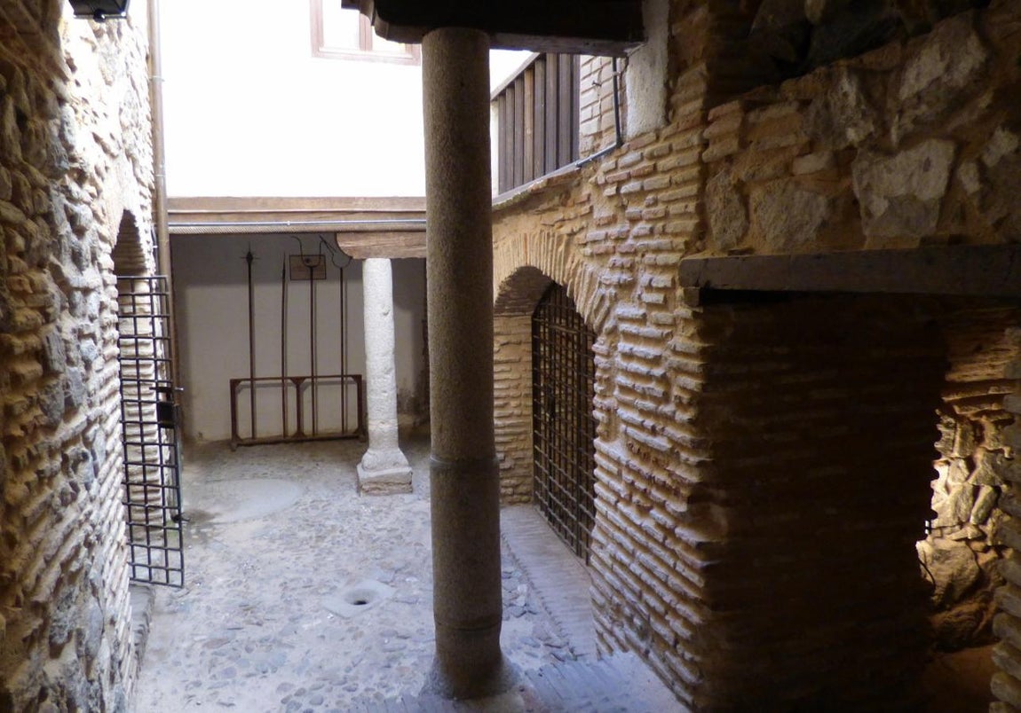 Patio inferior con los antiguos calabozos del Tribunal. Foto Rafael del Cerro. 