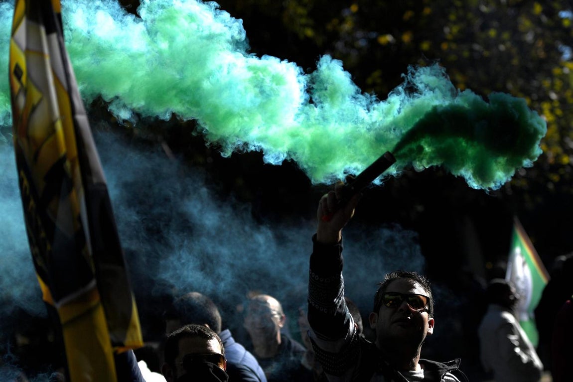 Un manifestante sostiene una bengala en la protesta contra Uber y Cabify.. 