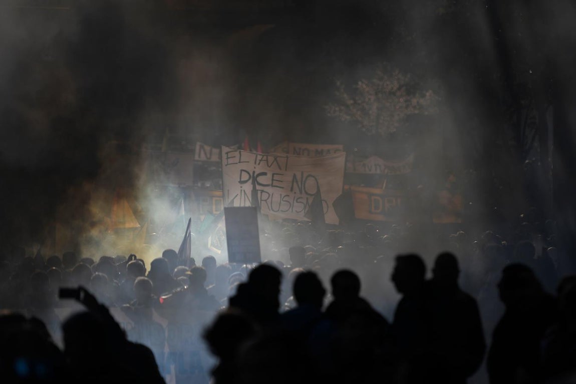 Entre los carteles y camisetas con lemas reivindicativos que llevan algunos taxistas hay frases como «Uber compra políticos en Europa, Uber compra exministros del PP» y «El taxi unido en Madrid» en defensa del usuario.. 