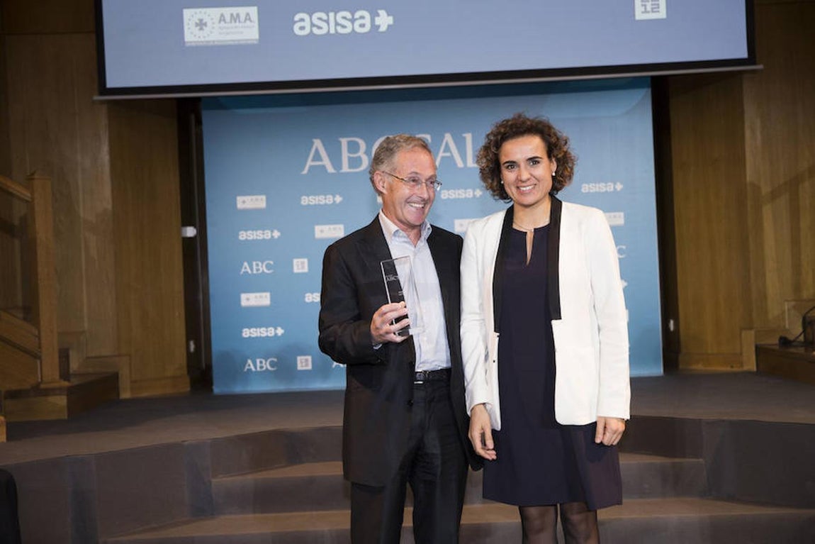 Gala de entrega de los VII Premios  ABC Salud, en imágenes. El Premio ABC Salud al Médico del Año 2017, Ángel Carracedo (izda) junto a la ministra de Salud, Dolors Montserrat