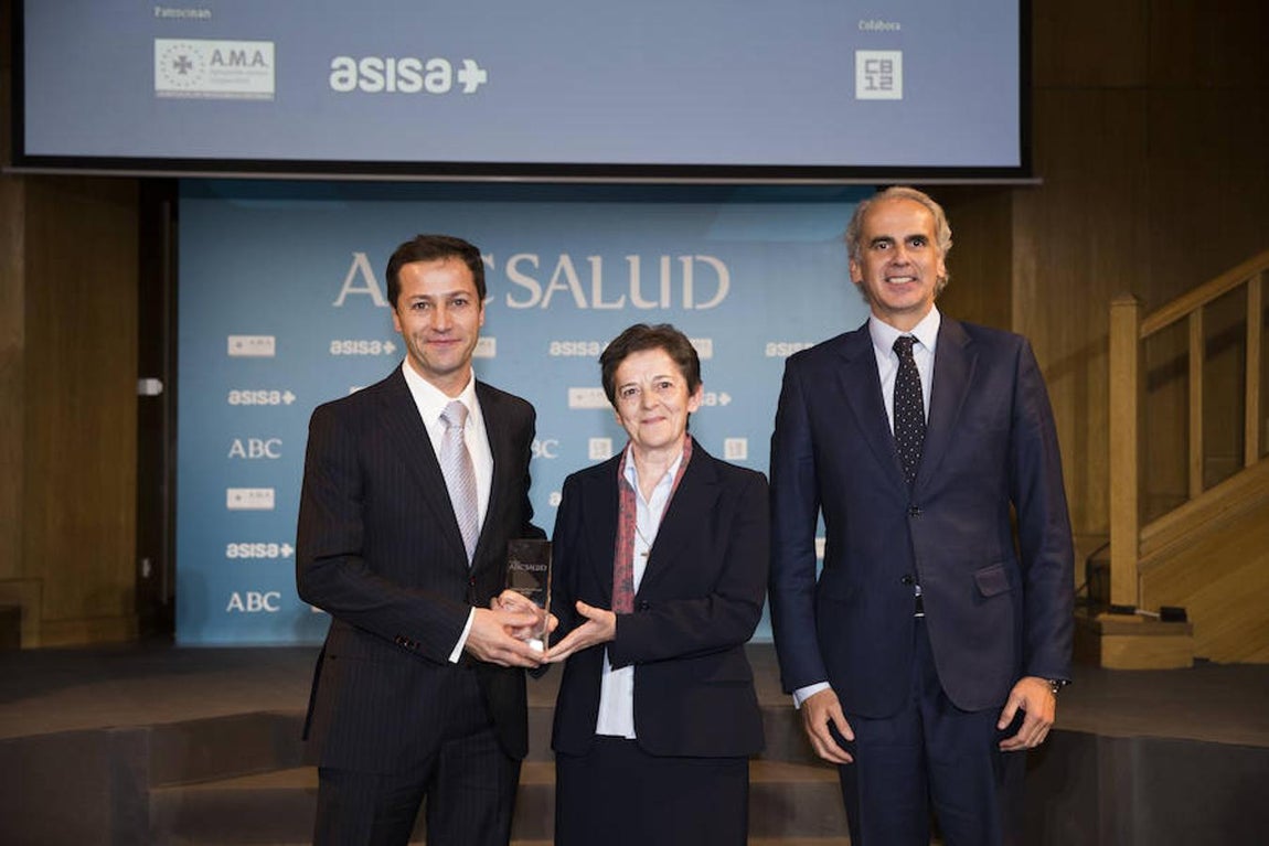Gala de entrega de los VII Premios  ABC Salud, en imágenes. Premio ABC Salud al Centro Sanitario Privado del Año 2017, otorgado al Centro Sociosanitario Hermanas Hospitalarias de Palencia. El galardón ha sido recogido por la Superiora Provincial de las Hermanas Hospitalarias Provincia de España, Sor Matilde Porras (centro de la imagen) junto al director gerente, Javier Arrellano (izda). La entrega del galardón ha corrido a cargo del consejero de Sanidad de la Comunidad de Madrid Enrique Ruiz Escudero.