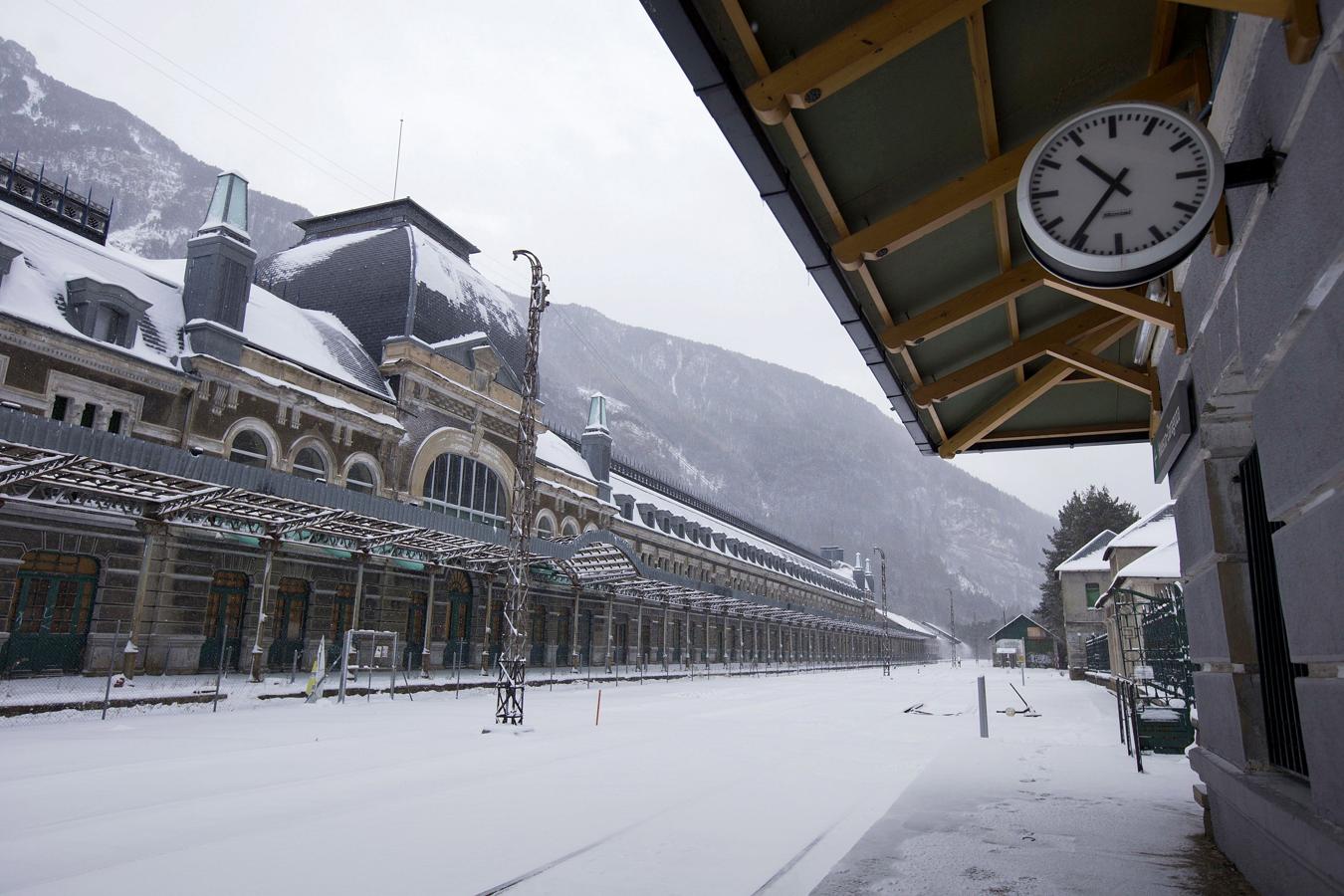 Huesca. Una vista de la estación de Canfranc (Huesca) cubierta de nieve