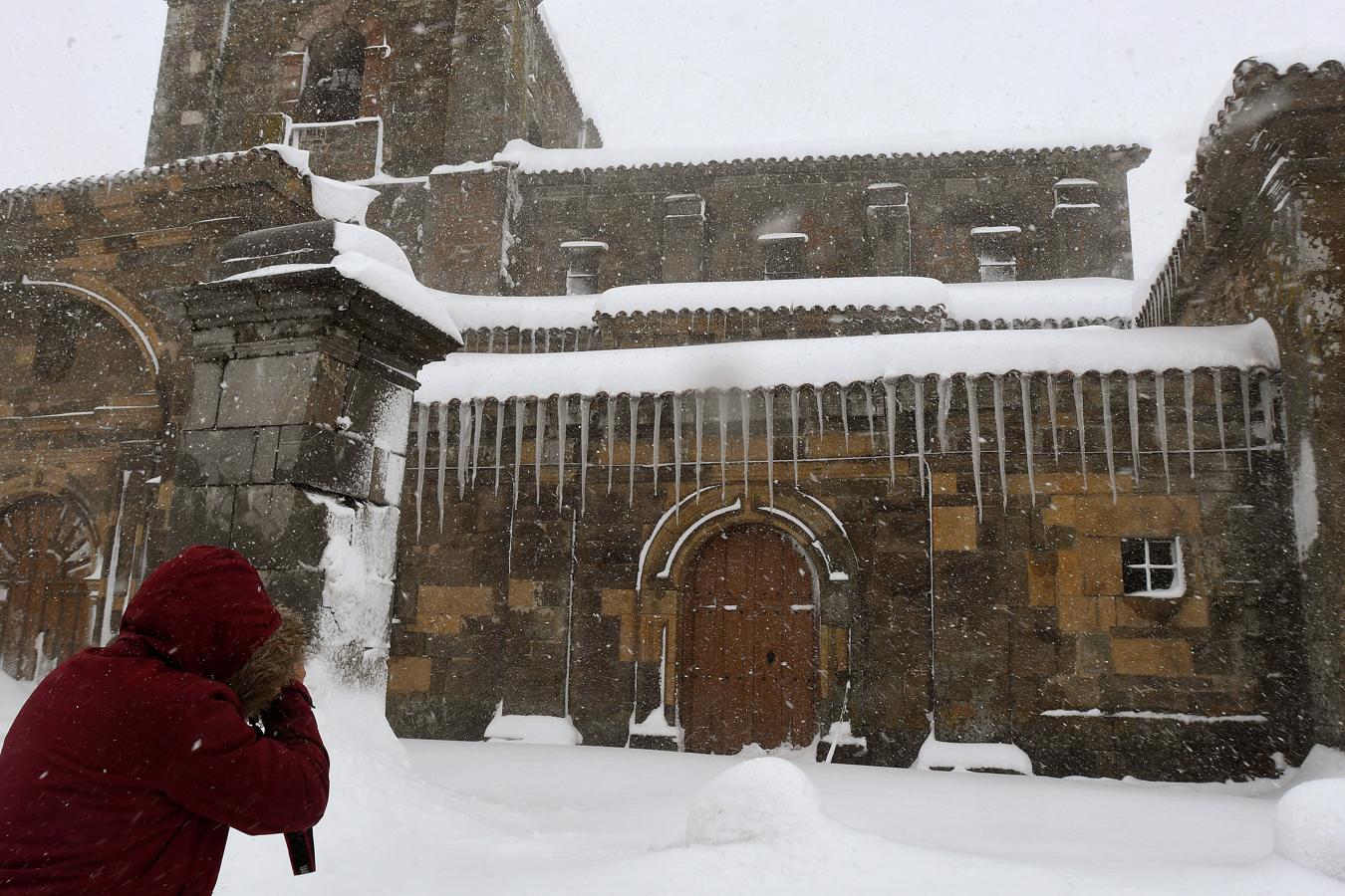 Altos de Arbas. Una persona camina entre la nieve en la localidad de Altos de Arbas (León)