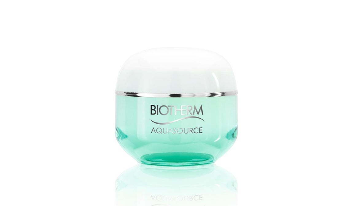 Máxima hidratación. Biotherm desarrolla el <a href="https://www.biotherm.es/tratamientos-para-mujer/rostro/necesidades/piel-deshidratada/tratamientos-de-dia/gel-aquasource/BIO111057.html" target="_blank">nuevo Aquasource</a>, una fórmula hidratante ultra concentrada que mantiene la piel hidratada hora tras hora, en todo tipo de condiciones. La piel se nutre de agua y queda radiante. Biotherm aplicará un 20% de descuento en su web del 24 al 26 de noviembre. (Precio sin descuento 47,90€)