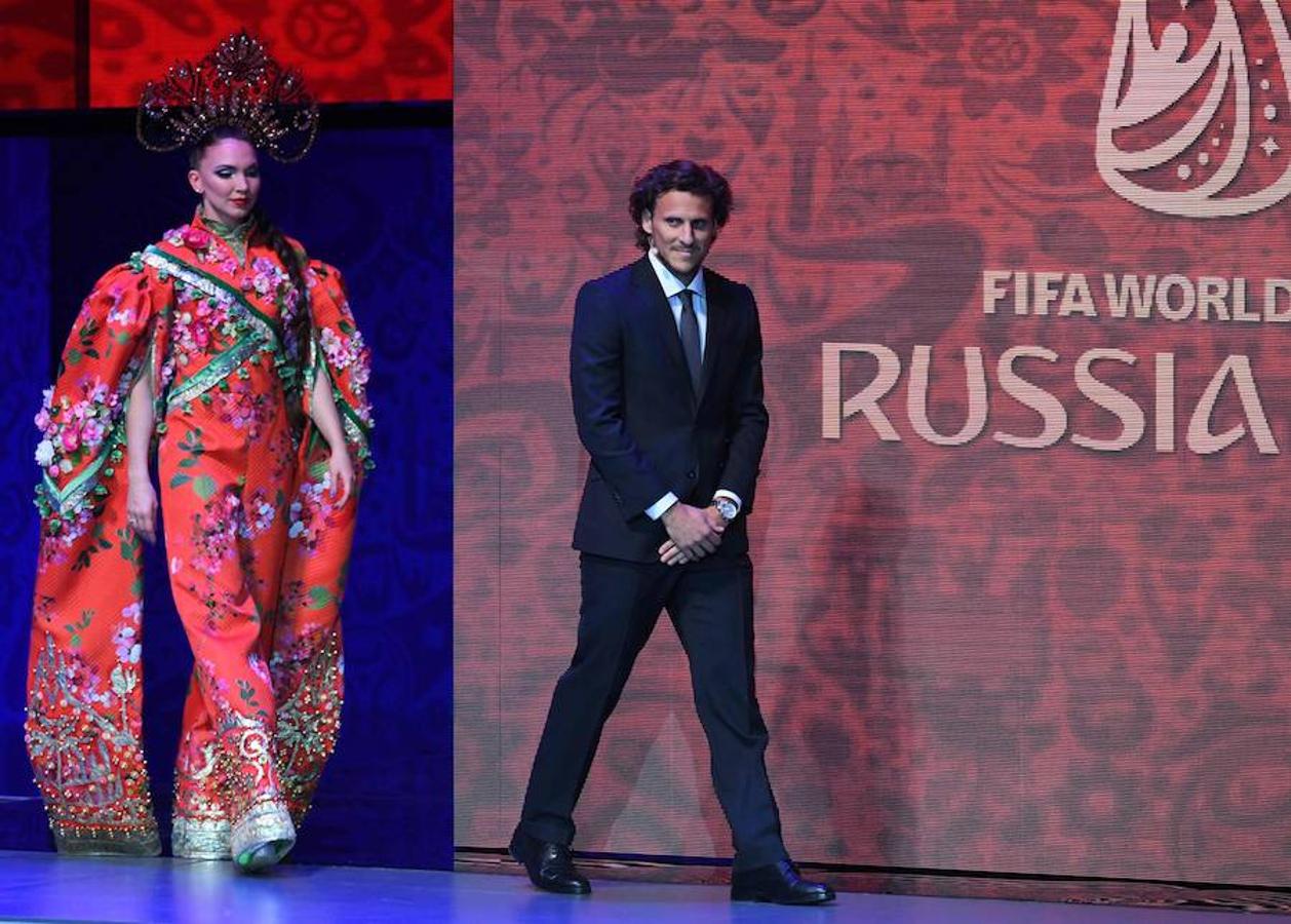 El delantero uruguayo Diego Forlán, a su llegada al escenario. Él ha sido una de las manos inocentes del sorteo. AFP