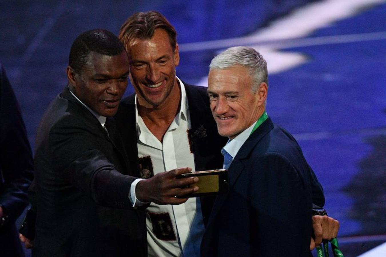 De izquierda a derecha, el exjugador Marcel Desailly (campeón del mundo en Francia 1998), Herve Renard (seleccionador del Marruecos) y Didier Deschamps (seleccionador francés). AFP