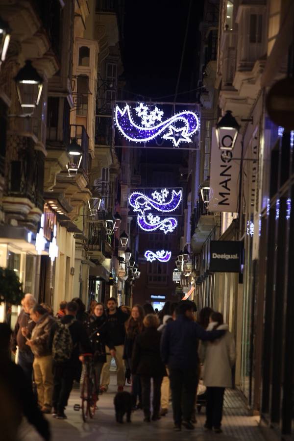 Cádiz se ilumina para recibir a la Navidad