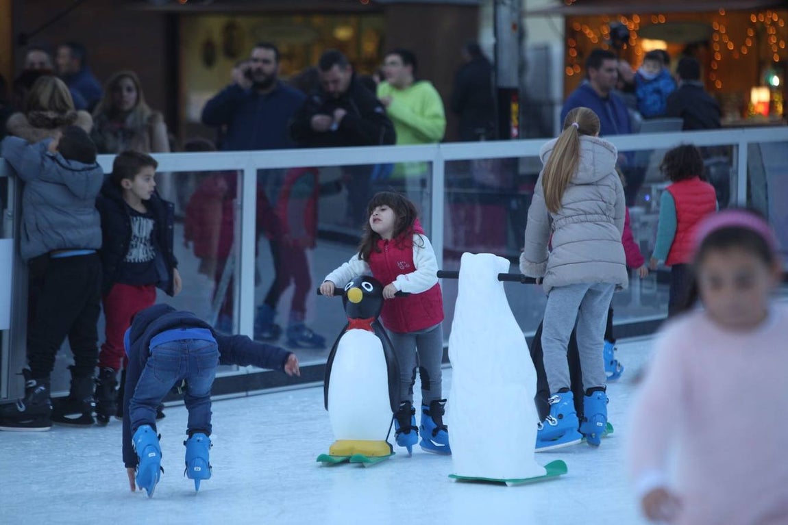Blanca Navidad en Cádiz con la pista de hielo de San Antonio