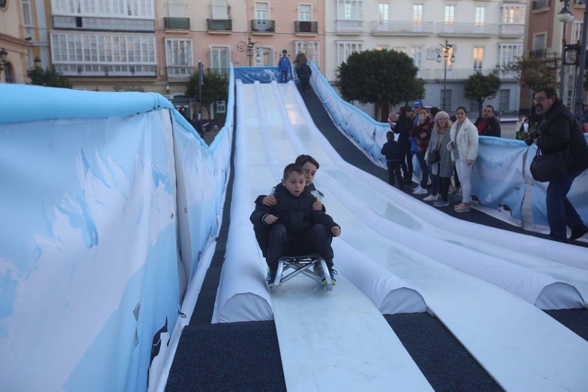 Blanca Navidad en Cádiz con la pista de hielo de San Antonio