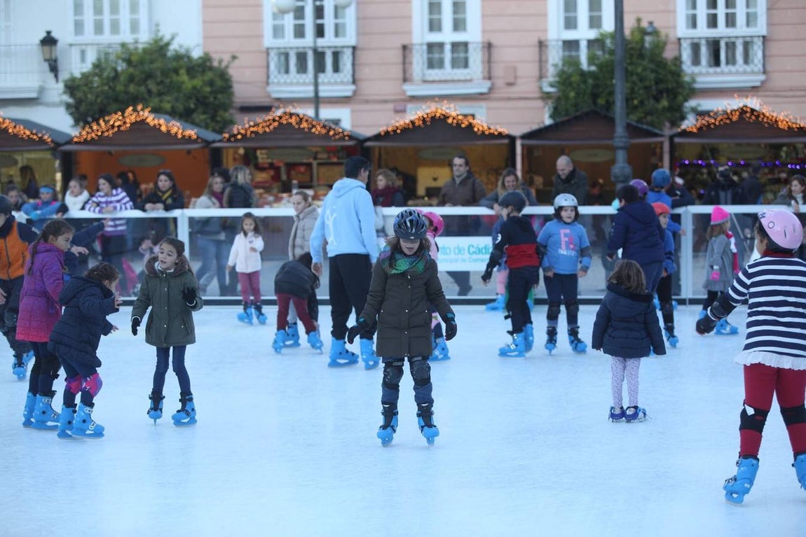 Blanca Navidad en Cádiz con la pista de hielo de San Antonio