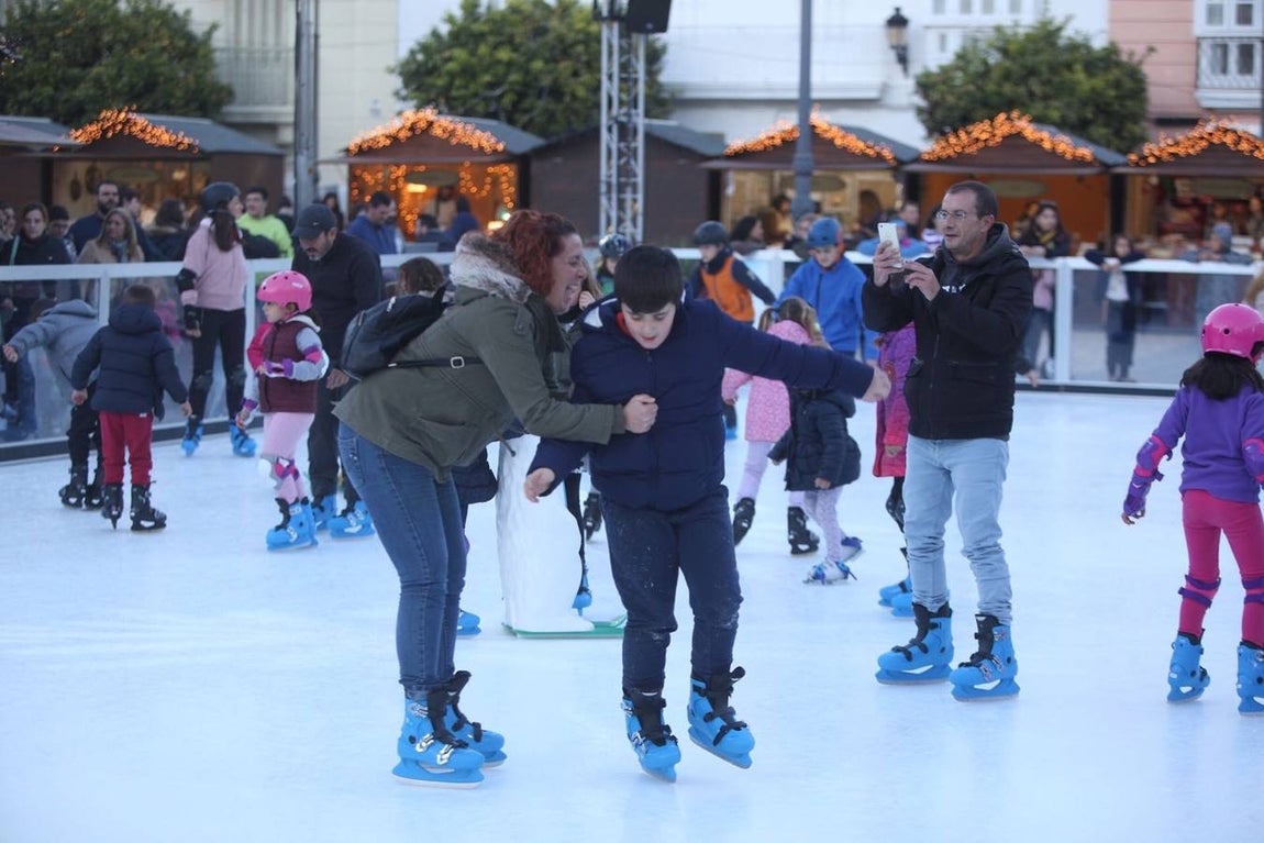 Blanca Navidad en Cádiz con la pista de hielo de San Antonio