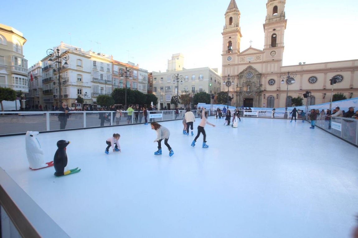 Blanca Navidad en Cádiz con la pista de hielo de San Antonio
