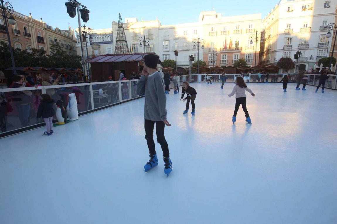 Blanca Navidad en Cádiz con la pista de hielo de San Antonio