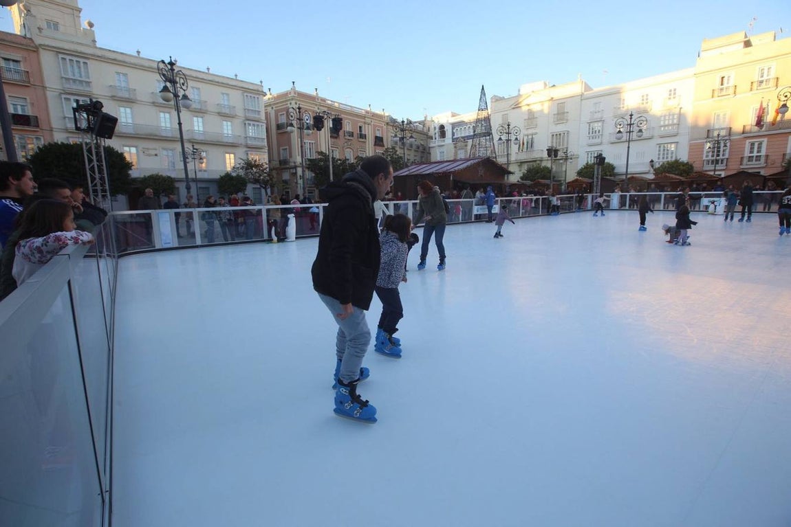 Blanca Navidad en Cádiz con la pista de hielo de San Antonio