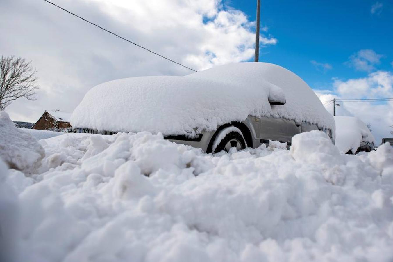 Un coche cubierto de nieve, en la localidad cántabra de Orzales. 