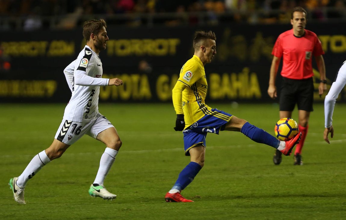Fotos: El Cádiz se impone al Albacete en Carranza