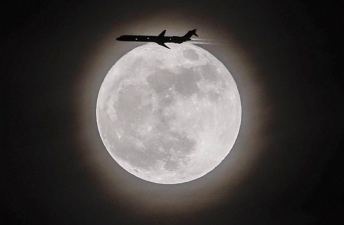 Un avión atraviesa la superluna en Avondale, Georgia (EE.UU.). 