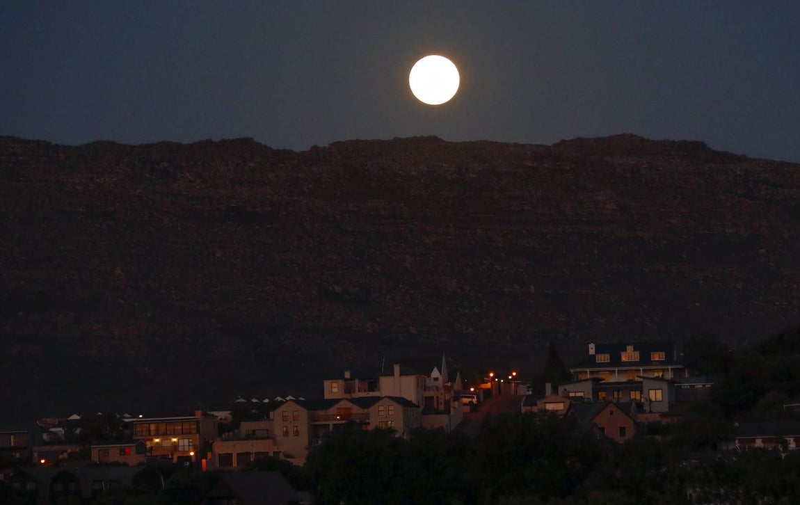 Superluna en Cape Town, Sudáfrica.. 