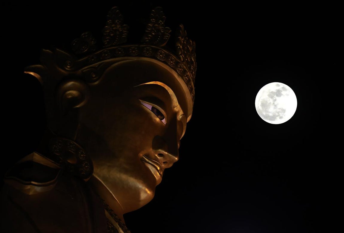 También en Yangon, Birmania, vieron la superluna. 