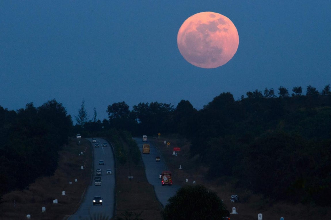 Una enorme superluna sobre Yangon, Birmania. 