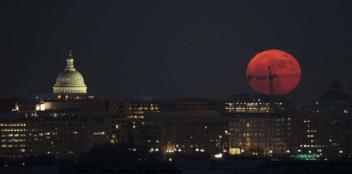 Superluna sobre la ciudad de Washington, EE.UU.. 