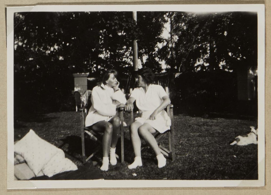 La actriz y la condesa en el castillo de Tistad. Casi todos los textos fueron escritos en la década de 1930, en la que la actriz residía en un apartamento de Beverly Hills. Vivía en una ciudad que le resultaba hostil y era el centro de atención de un entorno del que se sentía ajena. Este sentimiento la llevaba a parecer arisca e introvertida. Huía de las personas y de los eventos sociales. Buscaba el aislamiento y lo encontraba: «Siempre estoy sola, hablando sola. Conduzco hasta la playa y doy paseos, y eso es siempre maravilloso. Pero eso es todo», se lamenta en uno de los fragmentos