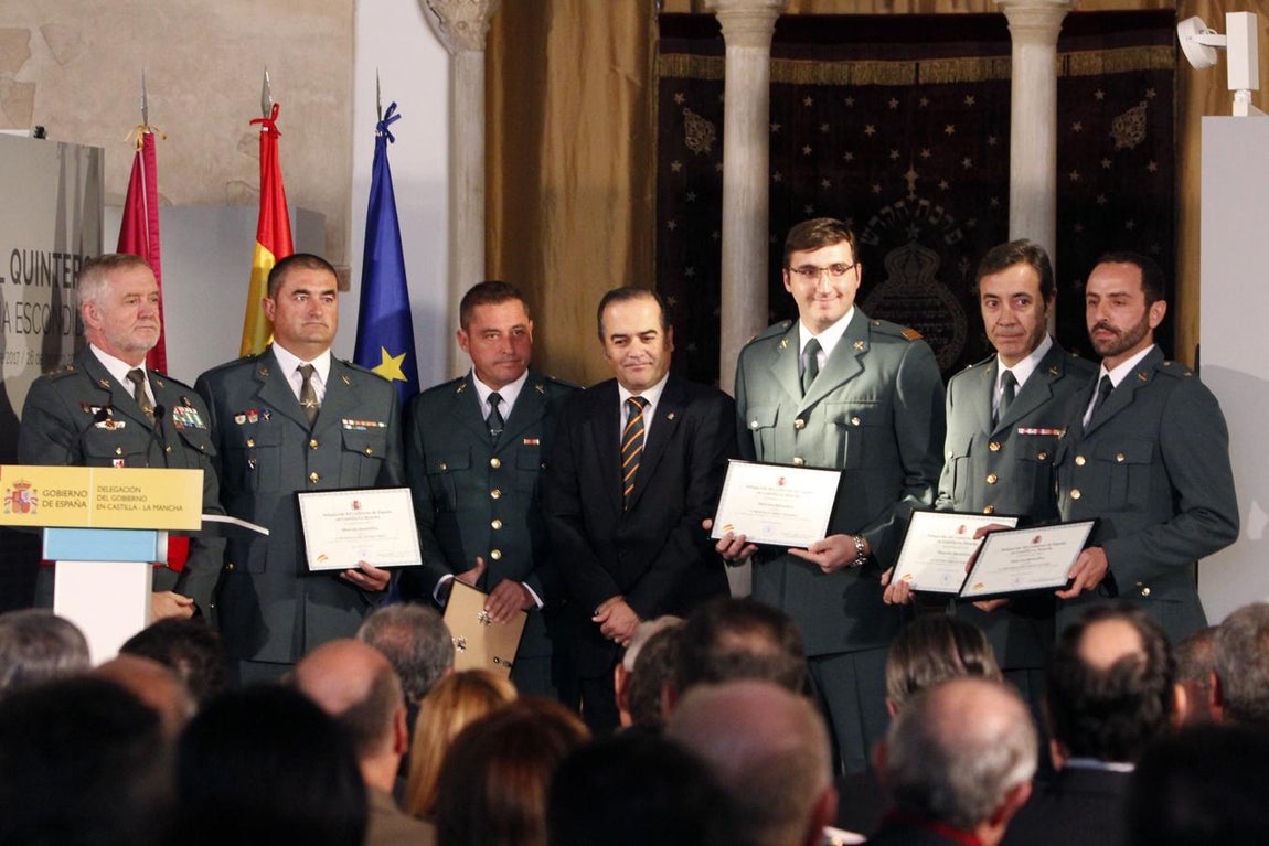 Las menciones han sido entregadas de forma simbólica a cinco policía nacionales y a cinco guardias civiles, uno por cada una de las cinco provincias de la región, por el general jefe de la Zona 2 de la Guardia Civil de Castilla-La Mancha, Manuel Llamas, y por el jefe superior de Policía de Castilla-La Mancha, Félix Antolín. 