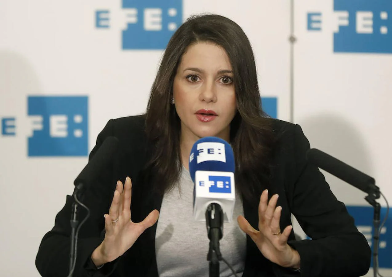 La candidata de Ciudadanos a la presidencia de la Generalitat, Inés Arrimadas, durante la rueda de prensa que ha ofrecido en la sede de la Agencia Efe en Barcelona. 