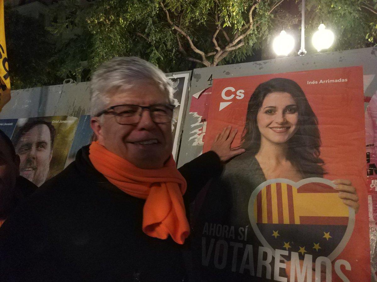 El candidato de Ciudadanos Matías Alonso, junto a un cartel de su partido. 