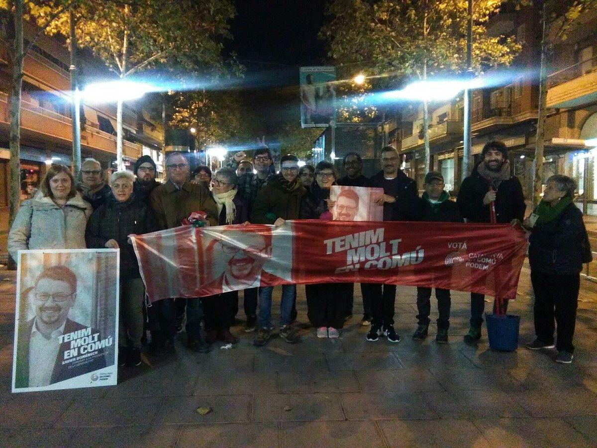 Miembros de En Comú Podem, con carteles en apoyo de Xavier Domènech. 