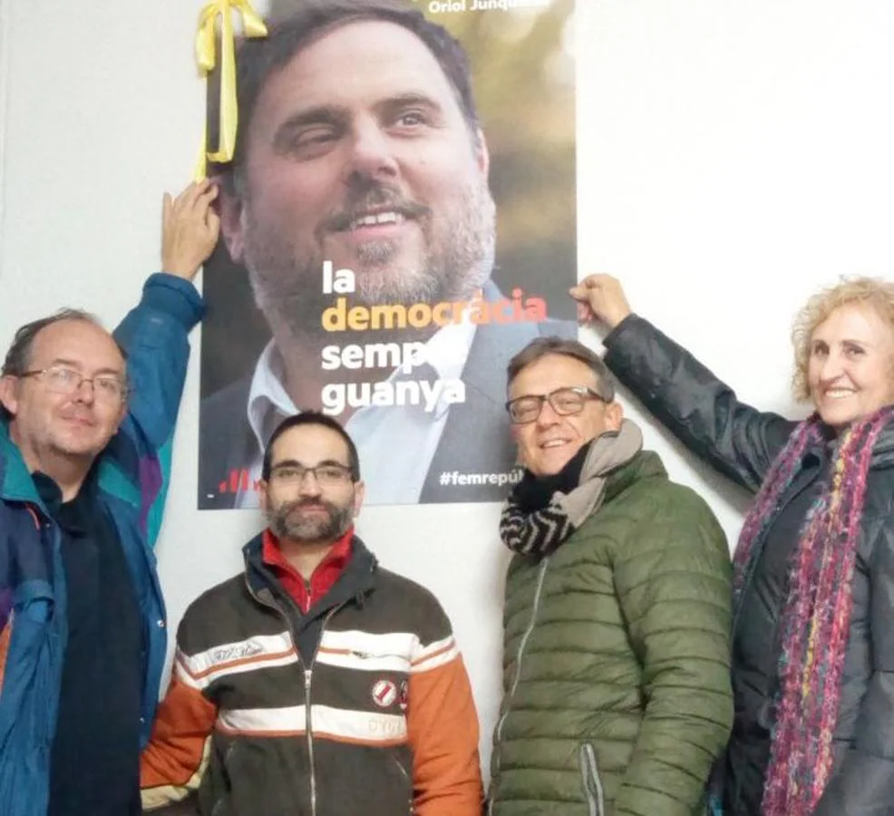 Afines a ERC posan con un cartel de Oriol Junqueras en Vallés Occidental. 